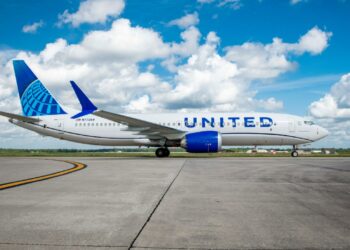 United Airlines flight diverts after windshield cracks at 36,000 feet
