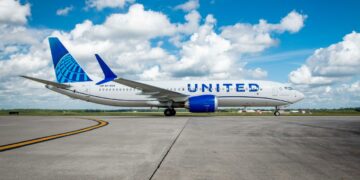 United Airlines flight diverts after windshield cracks at 36,000 feet