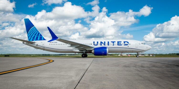 United Airlines flight diverts after windshield cracks at 36,000 feet