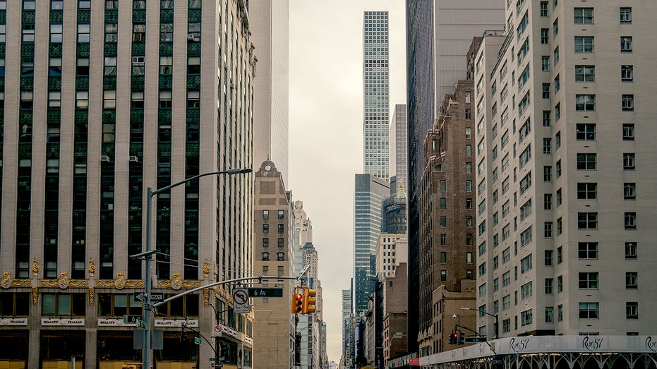 Luxury tower on NYC's 'Billionaires' Row' faces facade crack issues 6 The 432 Park Avenue residential skyscraper, center, in the Midtown neighborhood.