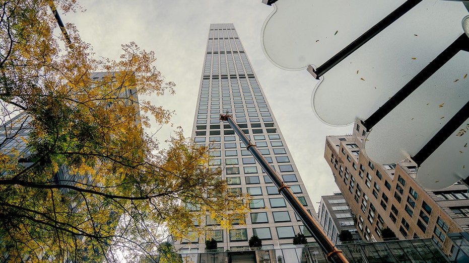 Luxury tower on NYC's 'Billionaires' Row' faces facade crack issues 5 The 432 Park Avenue residential skyscraper in the Midtown.
