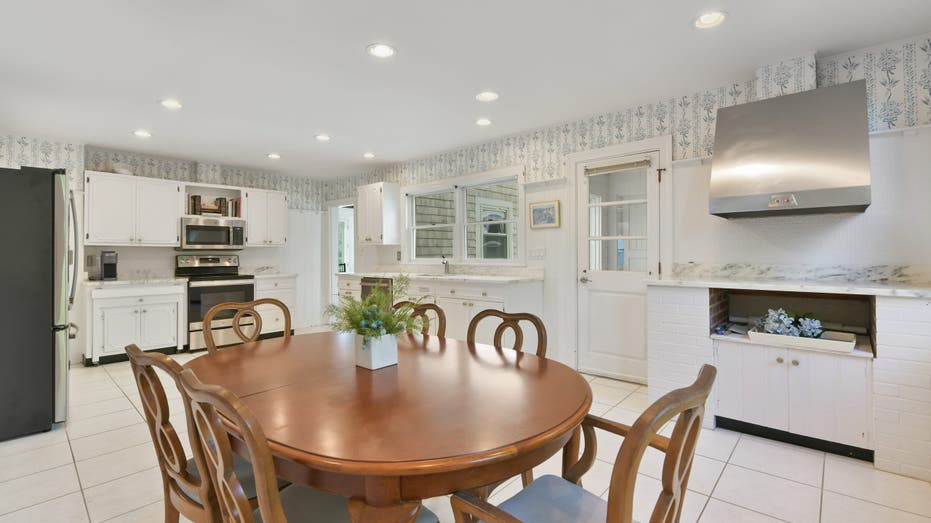 Judy Garland and Liza Minnelli's Cape Cod rental home sells for $6.8M 17 kitchen