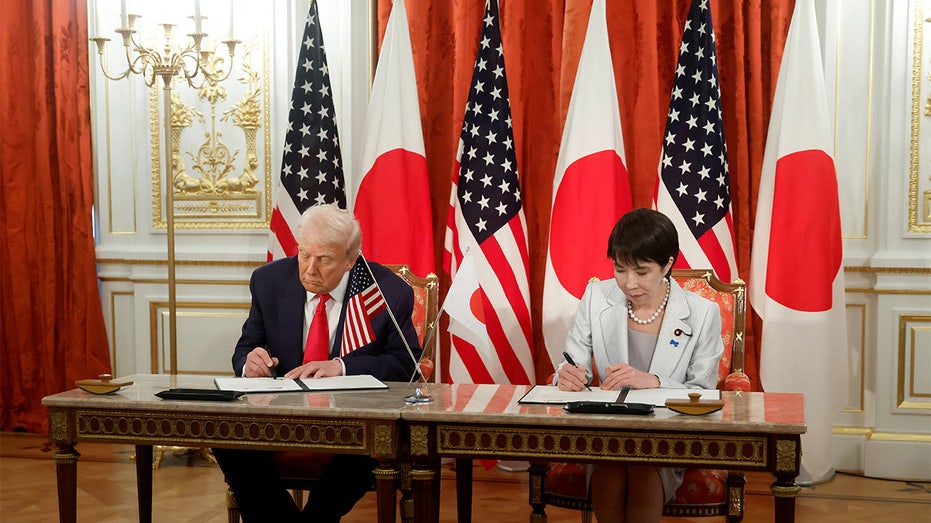 Trump meets with Japan’s first female leader, signs rare earth, critical minerals supply 6 trump and sanae takaichi signing ceremony