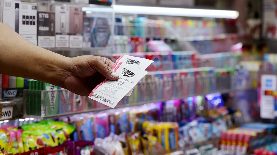 Single ticket sold in Georgia captures $980M Mega Millions jackpot 6 NYC man holds Mega Millions tickets