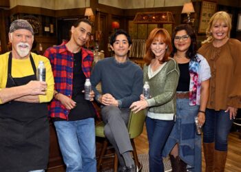 Reba McEntire In ‘Happy’s Place’ Is TV’s Modern-Day ‘Cheers’ Reba McEntire In ‘Happy’s Place’ Is TV’s Modern-Day ‘Cheers’
