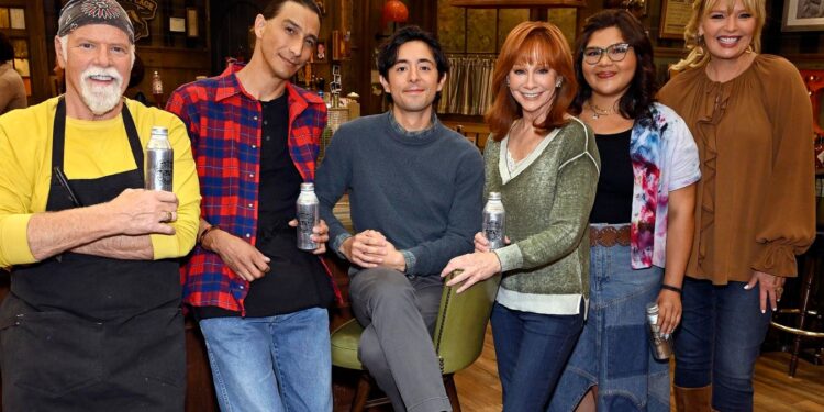 Reba McEntire In ‘Happy’s Place’ Is TV’s Modern-Day ‘Cheers’ Reba McEntire In ‘Happy’s Place’ Is TV’s Modern-Day ‘Cheers’