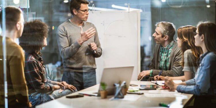 AI Deriving Clinically Apt Mental Health Assessments Gets Sharply Uplifted Via Dynamic Prompt Engineering