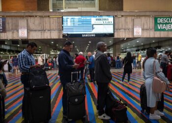 Some international airlines cancel Venezuela flights after FAA warning over safety concerns
