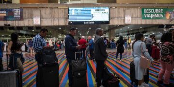 Some international airlines cancel Venezuela flights after FAA warning over safety concerns