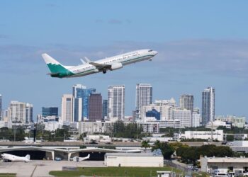 Bipartisan bill aims to pay air traffic controllers during future shutdowns Bipartisan bill aims to pay air traffic controllers during future shutdowns