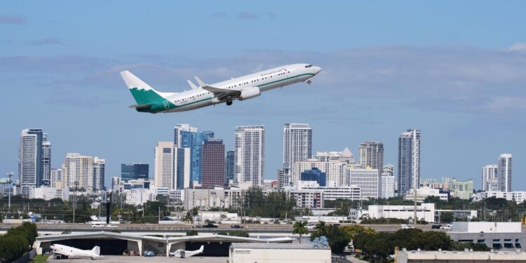 Bipartisan bill aims to pay air traffic controllers during future shutdowns