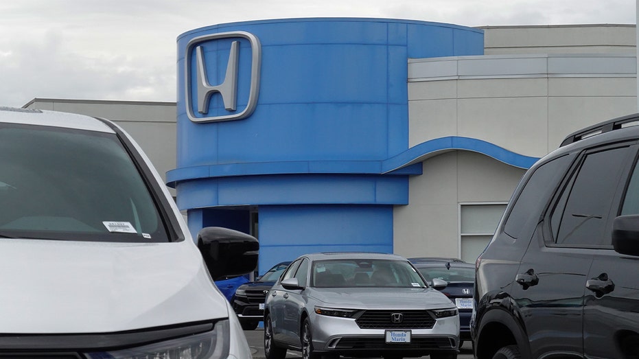 Honda dealership with vehicles parked outside.
