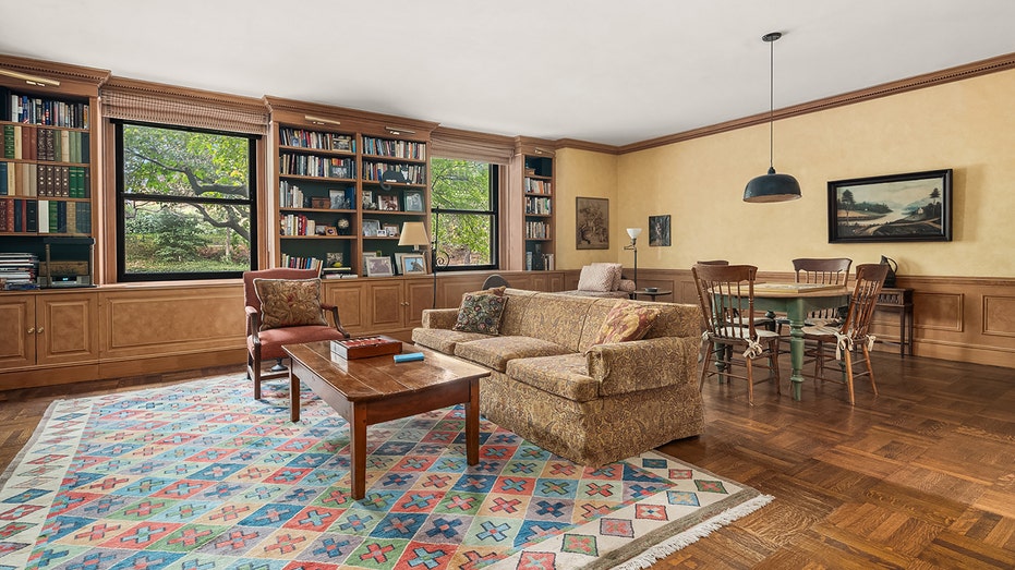 Paul Newman and Joanne Woodward's New York apartment hits market for first time in 40 years for $1.69M 14 The home features a living room and casual dining area with built-in bookshelves and windows overlooking gardens.